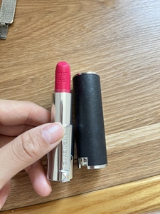 80出纪梵希小羊皮口红 色号205一支.不退不换不接受到手刀