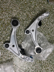 日产天籁下摆臂总成品牌型号:日产天籁下摆臂总成