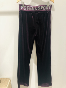 丝绒裤子，深紫色面料垂坠，在天虹商场购买的。可居家、散步运动