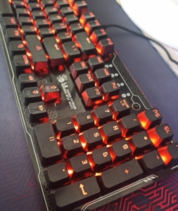 机械键盘光轴 双飞燕血手f200q 真机械键盘 全触发