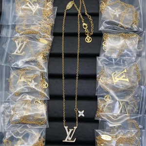 新款lv路易威登黑色白色珐琅字母项链到货_阿里巴巴找货神器