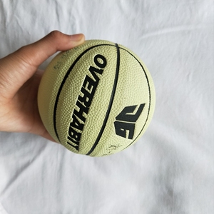 军哥正品一号球,夜光的,因为本人转项了也没什么用,一直在家闲