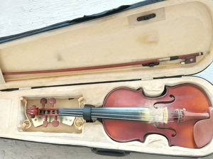 红棉牌小提琴，大约52厘米长，使用过，需要自己更换琴弦和保养