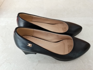 过年前在商场里给妈妈买的真皮高跟鞋 买小了一号 因为疫情没办