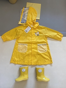 familiar雨衣雨鞋,雨衣90码的,雨鞋14cm,虽是雨
