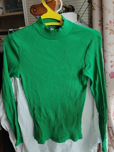 出优衣库中高领绿色针织打底衫，1码，春秋季，适合瘦小的姐妹，