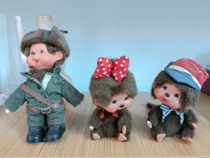 军娃娃 蒙奇奇  三个娃娃 高15厘米 赠送那个高20厘米的