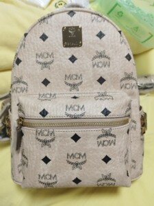 mcm迷你双肩包米白色,买回来仅背过一次,由于平时很少用到