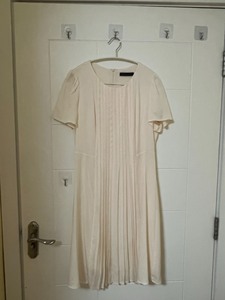 纳薇米白色中长裙。尺码：165。裙子长度：100cm左右。购