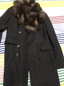 巧帛奢华狐狸毛领收身大衣，特别显身材，料子偏薄，没穿几次，基