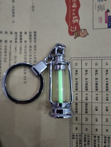 银色氚气管马灯钥匙扣挂件，内含一根3.5×25毫米的绿色氚管