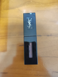 ysl黑管唇釉418,绝版色号,是那种雾紫色,剩余3/2以上