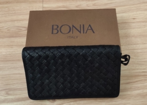 bonia黑色皮质钱包,全新未用,可放现金和卡片,内有拉锁