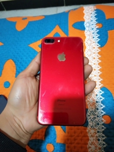 苹果手机国行7p128的个人用的,红色成色很新,无修无破损