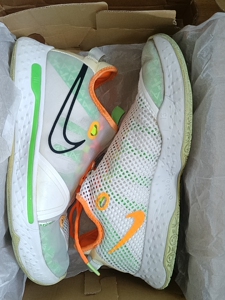 pg4佳得乐联名,成色9新,无原盒,鞋底轻微磨损,两只脚鞋面