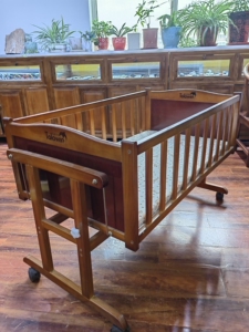 童乐湾实木婴儿床