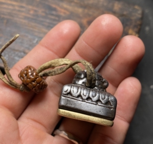 藏传小院传世老天铁寒铁错金印章支巴扎图腾吊坠挂件配饰文玩古董