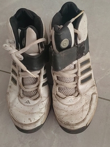 阿迪达斯垃圾鞋