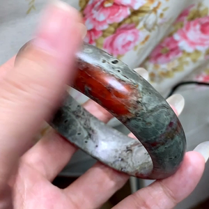 全新云南保山柿子红天然原矿特色铁皮包浆南红玛瑙手镯鸿运当头意