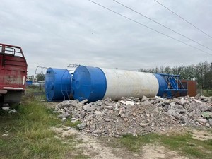 安徽宿州100吨水泥罐现场还有4个，带2个落地式脉冲除尘器，