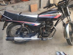 出一辆全进口本田gl125摩托车,92年出厂,此车实表两万多