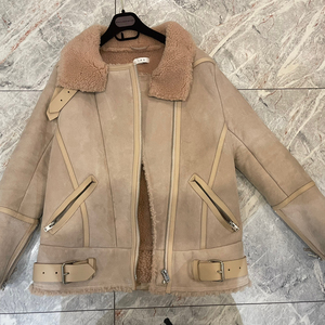 iro皮毛一体,成色如图,胸围90厘米,土耳其产.