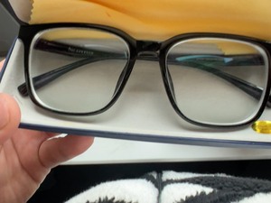 近视眼镜，有散光度数，右镜片有一点轻微划痕，不影响使用，送盒