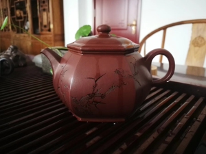 壶名:六方潘壶 泥料:紫泥 作者杨建英.刘伟涛刻绘