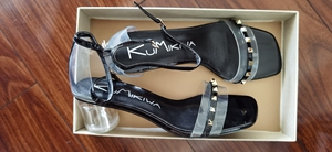 卡米 女鞋凉鞋包头中跟高跟鞋，黑色铆钉牛皮pvc，38码。全