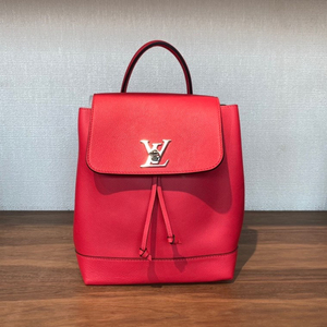 红色lv双肩包