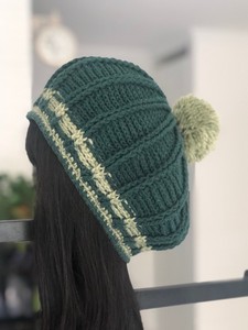 手工编织贝雷帽。艺术女生的选择，纯手工编织，毛线柔软，亲测不