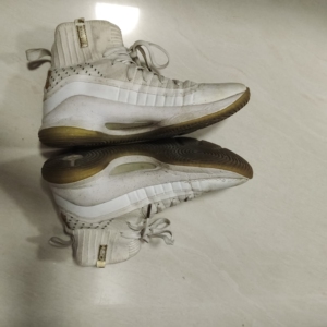 安德玛库里4flotro 43码白金内长270.太久没穿有点