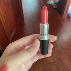 mac口红色号a79 用过一回是比较润的不干.外壳 和膏体完