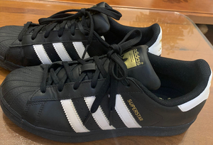 阿迪达斯adidas经典黑色贝壳板鞋,正品,时尚休闲又百搭!