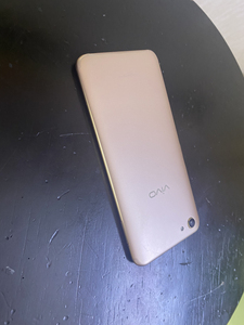 vivo y81s国行,32g,运行是3 ,是带s的.金色