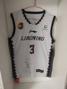 今年总决赛mⅤp辽宁男篮赵继伟签名球衣,全新的球衣 就这个价