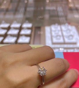 六福珠宝出品 经典六爪  一克拉钻戒