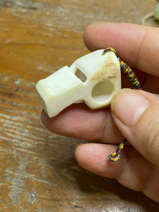 手工鹿角制作,口哨,手指捏住两边就可以吹响,声音清脆悦耳,制