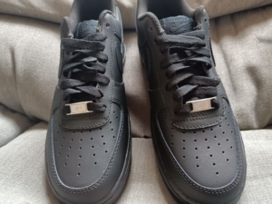 耐克 空军一号黑色低帮  38码  回老家专柜买给妹妹的,脚