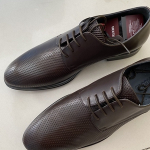 威可多正装男士皮鞋,时尚,全新,仅有40码,不退不换,标准码