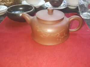 宗华,半手工紫砂壶.早期作品,已开壶.猪肝色.如无质量问题