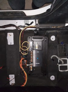 欧迪臣sr4  功放,还未拆车 准备升级器材拆掉.功能正常