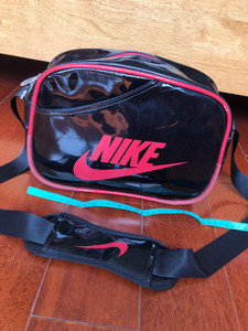 正品nike耐克单肩斜挎包,材质是漆皮的那种亮面包包.尺寸如