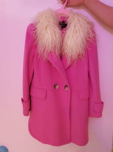 三彩丽雪品牌,毛呢大衣.没穿过几次,毛领是羊羔毛毛领.玫粉色