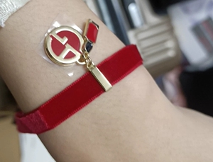 全新未拆金属保护膜的阿玛尼红丝绒手链,可改吊坠,耳环.