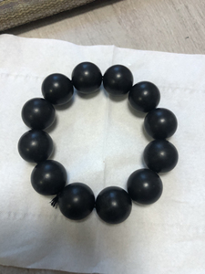 卡18 墨玉手串12颗 压灯白底 肉眼可以看到白肉.不是广西