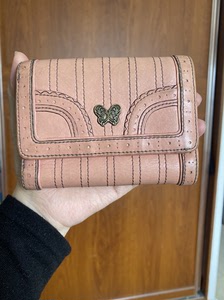 正品安娜苏全皮钱包,粉色略微带点橘色,整体真皮材质,脏污可以