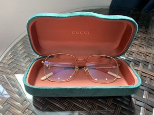 出闲置古驰眼镜002,有购买记录,带盒子,闲置家里一直没有带