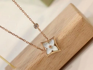 lv路易威登单花项链带钻白贝母款18k玫瑰金