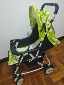 很轻便好用的圣得贝婴儿推车，可折叠，也可以把轮子收起做摇摇椅